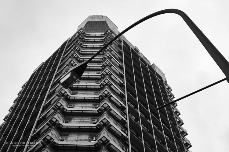 Ein Haus in der Frankfurter City einer Strassenlaterne als Kontrastelement. | Referenznr. 20170315_A7_7475 Cityscape Frankfurt