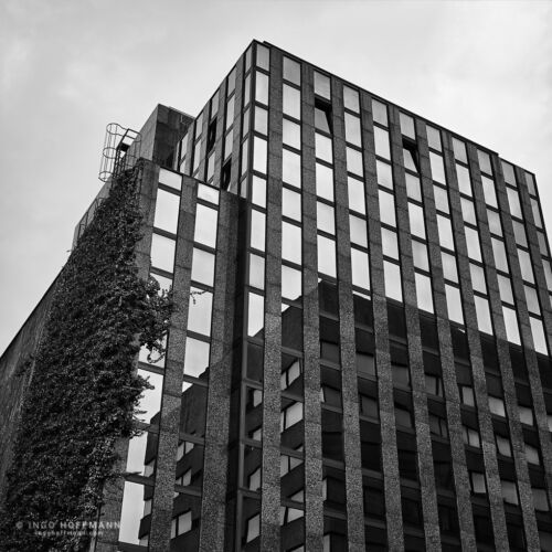 Ein Haus in der Frankfurter City mit interessanter Spiegelung. | Referenznr. 20170315_A7_7478 Cityscape Frankfurt