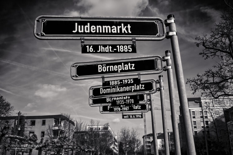 Dieser Platz hatte schon verschiedene Namen. Neuer Börneplatz in Frankfurt - heute eine Gedänkstätte. | Referenznummer 20170315_A7_7551 Schilder