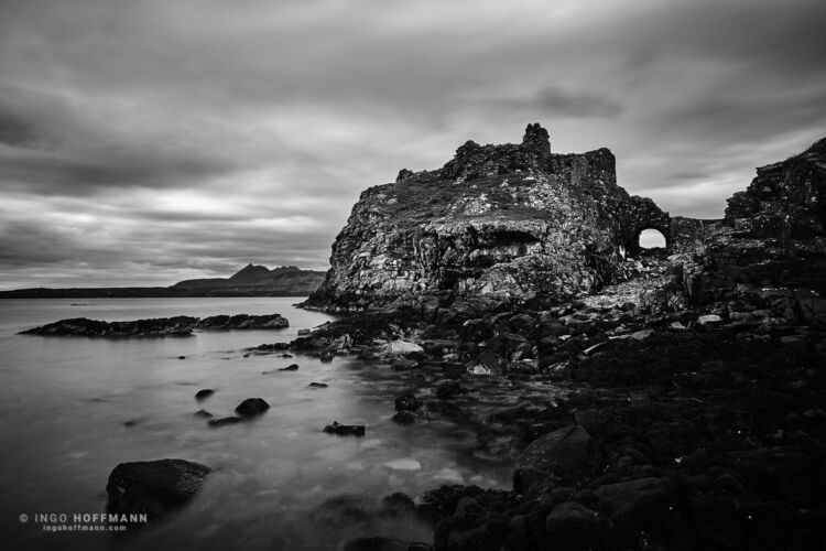 Skye, Schottland | Referenznummer 20170608_A7_1137_sw Dunscaith Castle