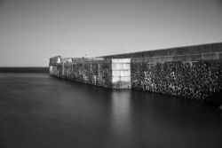 Langzeitbelichtung, Wilhelmshaven, Niedersachsen | Referenznummer 20170618_A6300_1842_sw Person auf der Mole